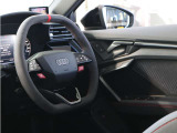 内装はシンプルに使い勝手を考え作られています。お車を運転する感覚をダイレクトに体感して頂けます。室内も広くロングドライブにも快適にお過ごしいただけます。