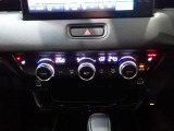 運転席からも手が届きやすく、操作しやすい空調コントロールパネル。オートエアコンなので操作の煩わしさが無くオールシーズン快適にドライブできます。快適空間で運転に集中できますね。