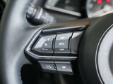 ハンドルの左側にはステアリングスイッチが設置されています。手元での楽々操作でオーディオ系の操作がハンドルから手を放さずに可能です★☆★☆★