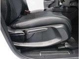 『運転席ハイトアジャスター』がついていて、前後だけでなく高さも変えられるので自分に合った運転しやすい位置に調整してお乗りいただけます!