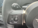 前方の車両を検知し、設定速度内で自動で加減速。渋滞や高速道路での運転負担を軽減し、安全かつ快適に車間距離を維持できます。