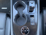ダイヤル操作でドライブモードを切り替えます。ブレーキオートホールドも付いています。
