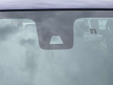 前方の車両や歩行者に対して衝突する可能性が高まると、衝突被害軽減ブレーキを作動させます。さらにペダルの踏み間違いによる急発進を抑制する踏み間違い衝突防止アシストを装備。