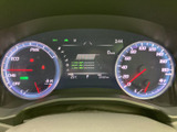 左右のメーターと中央の表示部に情報がまとまり、運転中も必要な内容を確認しやすい構成です。表示の区分が分かりやすく、視線を大きく動かさず状態を把握できます。