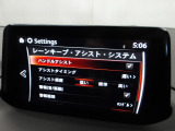 ハンドル操作をアシストすることにより車線からの逸脱回避を支援します。