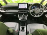 運転席からメーターやナビゲーションを確認しやすく、前方の視界も広がる運転環境です。シートは身体を支える形状で、落ち着いた色合いの内装とあわせて、毎日の移動を快適に過ごせます。
