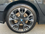 【BMWアロイホイール】軽量かつ強度に拘ったアロイホイール。走行性能ポテンシャルを引き出す設計。タイヤのサイドウォールが強化されたランフラットタイヤは、パンク時にタイヤがつぶれてもリムから外れません。