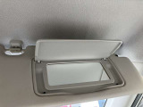 サンバイザーに鏡がついていますので、車から降りる前に身だしなみチェックが出来ます。