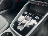 Audiのシフトレバーは、その車のトランスミッションに合わせて異なるデザインと機能を持っており、運転の楽しさと快適さを追求しています。