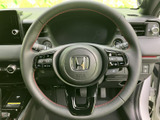 ステアリングには手元で操作できるスイッチ類が備わり、運転姿勢を保ちながら各種機能を扱えます。必要なボタンを確認しやすい配置で、毎日の運転をより便利に支える装備です。