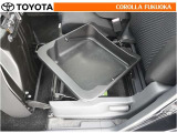 助手席シート下には大型収納付き。 車検証などを入れておけば、グローブボックスを有効に活用できます。
