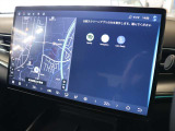 ディスプレイは左右に分割し、別々のアプリを表示することが可能です