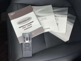 メンテナンスノート、取扱説明書ですね。 車の情報が凝縮されています。 車の整備記録が記載されている大事な物ですよ。