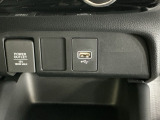 USB入力端子ついてます。USBメモリを接続して音楽ファイル、画像ファイル、動画ファイルなどをナビ画面で楽しめます ※一部のディスプレイオーディオ、CDチューナーの場合は音楽ファイルのみとなります