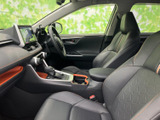 前席はゆとりを感じる配置で、運転席と助手席の間には収納スペースも設けられています。窓からの視界も広がり、落ち着いた色合いと差し色が室内に心地よいアクセントを添えます。