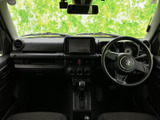 ダッシュボード中央に画面が配置され、運転席から確認しやすいレイアウトです。周囲のスイッチ類も手の届きやすい位置にまとまり、日々の運転で扱いやすい室内になっています。