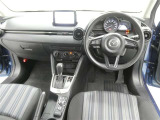 運転席からの視界はこんな感じです☆お気軽にご来店いただき、実際に座って是非お確かめください。ドライバーに寄り添う快適な操作フィールをもたらすステアリングです。