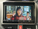 停車中にテレビや映像コンテンツを楽しめます。休憩時間や送迎時の待ち時間に最適です。後部座席の方も楽しめます。