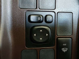 格納式リモコンドアミラースイッチ。狭い駐車場などの利用の際、運転席でドアミラーを格納でき便利です