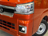 【LEDヘッドライト】悪天候や夜間走行時も良好な視界を確保し安心して運転できる高輝度LEDヘッドライトを装備!点灯速度が早く、消費電力も抑えられています。