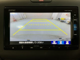 リバースギアに入れるだけで後方の表示へ切り替わります。夜間や雨の日の駐車も楽になりますよ。