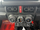 スイッチ類が使いやすく配置された操作周り。運転中でも直感的な操作が可能なレイアウトです。