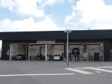 工場も併設しており、車検・点検等もご安心してお任せいただける環境を整えております。