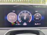 【Digital Cockpit Pro】基本の速度計とタコメーターの表示に加え、中央にドライビングデータやマップなどを少ない視線移動で視認できます。