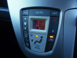 オートエアコンで車内快適♪ご希望の温度に設定すれば風向きや風量を自動で調整してくれますよ!