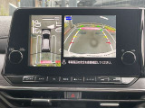 アラウンドビューモニターです。4つのカメラからの映像を合成・処理することで空から見下ろすような視点で周囲を確認でき、駐車時のクルマの位置確認がスムーズになります。