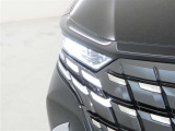 精悍な目つきのLEDヘッドランプを装備しております。