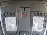 【マツダエマージェンシーコール】エアバッグが展開される衝突事故を車両が検知した場合や、SOSボタンを押した場合に、 緊急通報オペレーターを通じて緊急車両の手配などを行なうことができます。