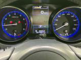 速度やエンジン回転数などを、左右のメーターと中央の表示で確認できます。運転に必要な情報がまとまっており、走行中も表示を把握しやすい見やすいレイアウトです。