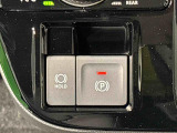 指先だけで簡単に操作が可能な電動パーキングブレーキを採用。「HOLD」スイッチを押すと、渋滞や信号待ちなどでブレーキペダルから足を離しても、ブレーキを保持するので安心です