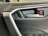 運転席シ-トポジションメモリー(2メモリ-)、ドライバー2名分のシ-トポジションを記憶・再現できる機能を搭載しています