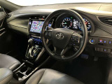 運転席周りのレイアウトをご覧ください。ナビゲーションが綺麗に装着されすっきり収まってますね!