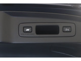 ☆電動リアゲート☆荷物で両手が塞がっていてもワンタッチボタンでリアテールゲートを自動で開閉できます。