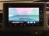 ギヤをR(バック)に入れるとナビの画面に後ろの映像が映るリアカメラ付です。後退時、コンディションが悪い視界でもカラーバックモニターがドライバーをサポートします。