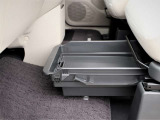 助手席シートアンダーボックス!車検証収納トレイ付きです!