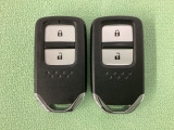 スマートキーを装備しています。鍵を差し込むことなくドアロックの開け閉めと、スタートボタン操作でのエンジンスタートができます。スペアキーも同じものを用意しております。