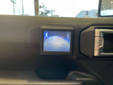 左側の死角を映し出すサイドカメラ搭載。狭い道でのすれ違いや縦列駐車も簡単です。