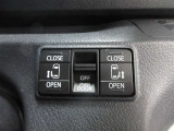運転席からボタン一つで開閉できるパワースライドドアが付いています。安心の挟み込み防止装置付です。