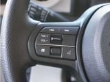 【ステアリングスイッチ】運転中、前方から目線をそらすことなく、オーディオ等の操作が可能な便利機能!