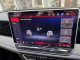 ステアリング操作に合わせてタイヤの向きを画面で確認可能。車両の状態を視覚的に把握できる表示機能です。
