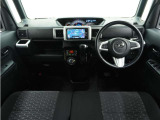 ◆インテリアパネル◆視界広々で非常に運転しやすくロングドライブでも疲れを感じさせないすっきりとまとまったインパネ周りです。