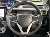 インテリアに合わせたデザインのステアリングは、運転される方のことも考え、運転しやすい形状、大きさです。是非一度、実際に触ってお確かめください。