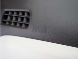 ◆助手席エアバッグ◆SRSエアバッグは、シートベルトだけでは防ぎきれない衝突時の衝撃から乗員を守るための安全装置。衝突時に瞬時に膨らみ、頭部や胸部がダッシュボードに直接衝突するのを防ぎます。