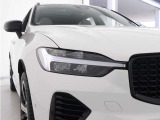 ひときわ印象的なT字型のLEDヘッドライトは、新世代のボルボを象徴するユニークなアイコンとなっています。LEDデイタイム・ランニング・ライトやポジションライト、ウインカーの役割も果たします。