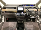 車内は光触媒抗菌消臭施工済です。スタイリッシュなデザインで暖かみのあるインパネ周りを演出します。グローブボックスやカップホルダーのほかにトレーなどたくさんの収納スペースが装備されています。