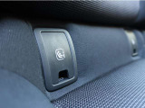 【ISOFIX(アイソフィックス)】お子様がいらっしゃるご家庭は必見!後席にチャイルドシートを直接金具に固定出来るISOFIX規格対応の座席です♪シートベルトのみを使用しての固定よりも安定します!